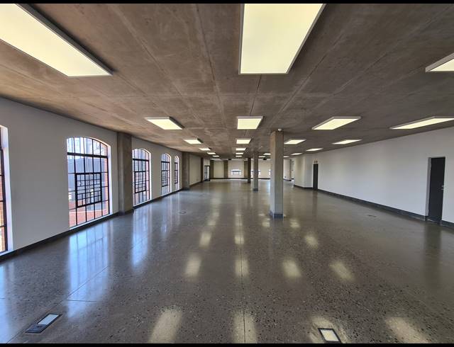 2,458M² WAREHOUSE TO LET IN RIVERSANDS
